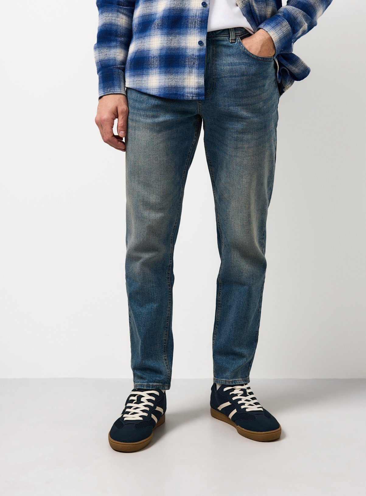 Mid Rinse Denim Tapered Leg Jeans 42R - Image 2 thumbnail